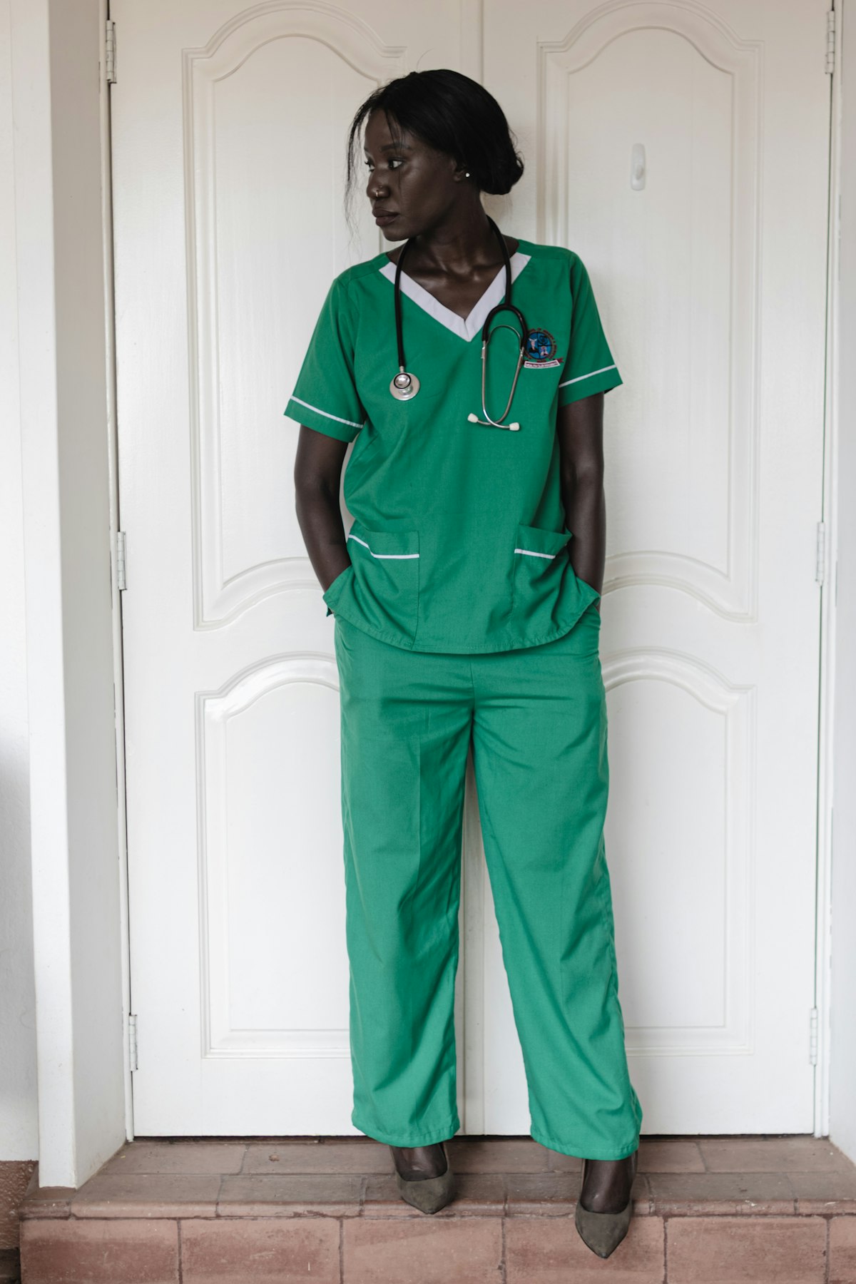 Healthcare worker in green scrubs with stethoscope – Texas hospital employees have legal protection against retaliation for reporting patient safety complaints